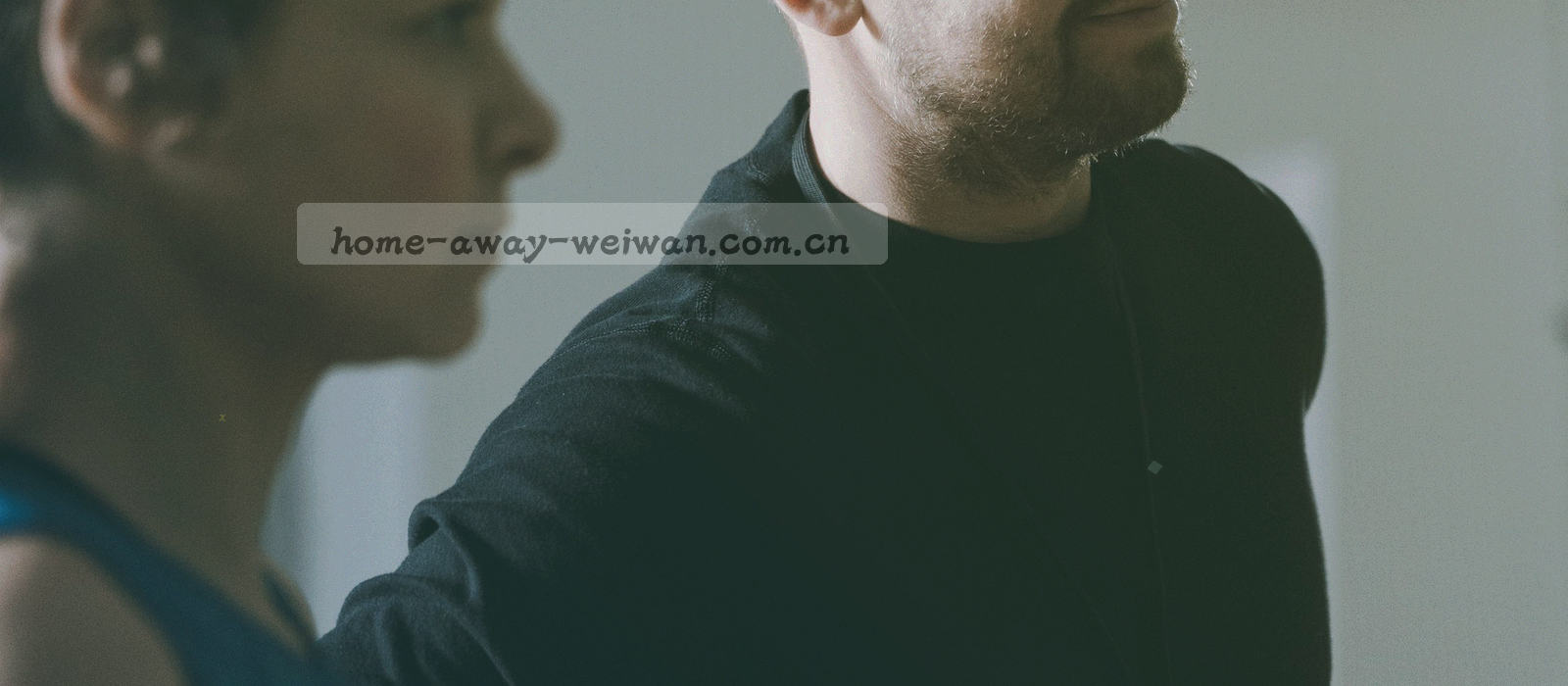 甘肃丹霞赤红岩层与球场灯光双重曝光叠影，横向宽幅